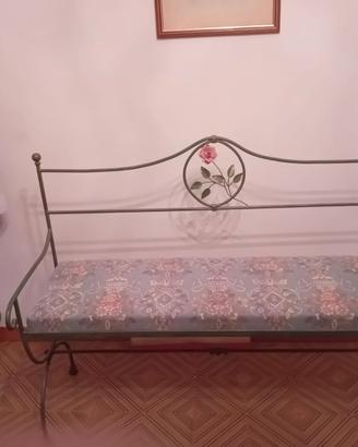 Divanetto in ferro battuto fatto a mano