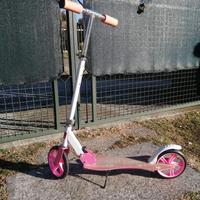 Monopattino pieghevole per bambini.