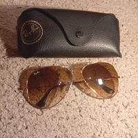 occhiali da sole Ray Ban a goccia.