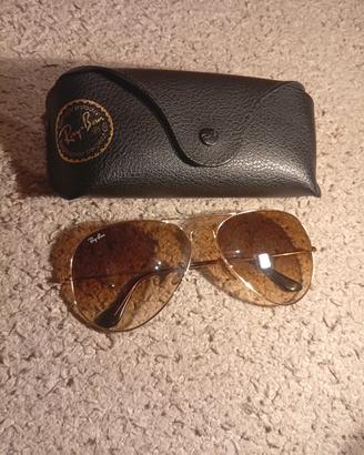 occhiali da sole Ray Ban a goccia.