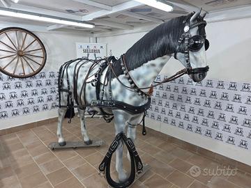 FINIMENTO COMPLETO IN CUOIO NERO LUCIDO 