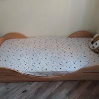 Letto Montessori in legno e materasso.