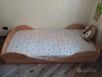 Letto Montessori in legno e materasso.
