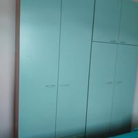 armadio verde acqua e ciliegio