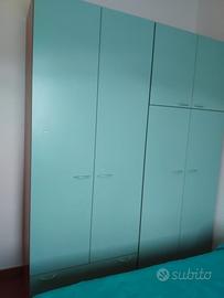 armadio verde acqua e ciliegio