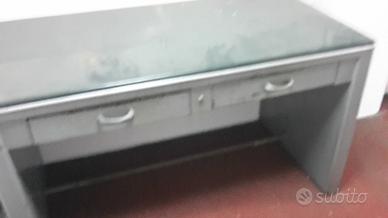 Scrivania metallica d'epoca