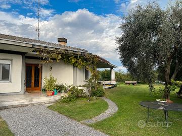Villa bifamiliare con giardino