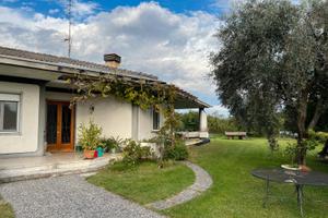 Villa bifamiliare con giardino