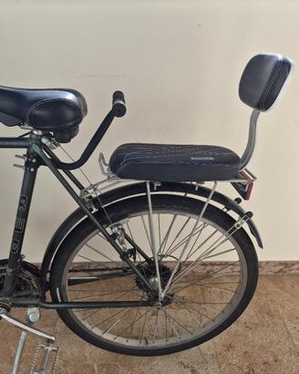 Sella posteriore per bicicletta con schienale