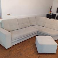 divano con penisola e pouf 