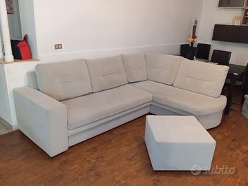 divano con penisola e pouf 