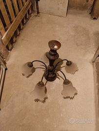 lampadario con luci a fiori di vetro