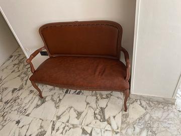 Divani in legno e pelle