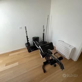 Panca, pesi, bilanciere e attrezzatura palestra