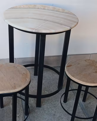tavolino in marmo con sgabelli