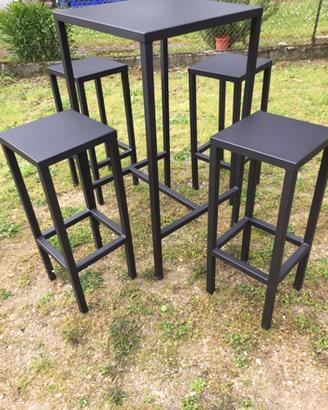 Set di 3 tavoli con sgabelli stile bar industriale