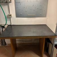 Tavolo da lavoro con pannello e copripiano
