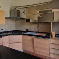 cucina angolare con penisola e  top in granito 