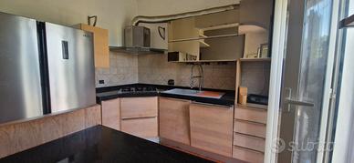 cucina angolare con penisola e  top in granito 