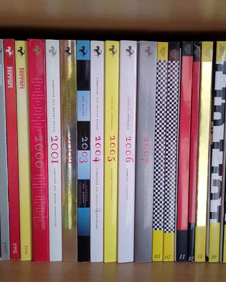Collezione di Libri e accessori della Ferrari