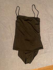 top nero e corpetto verde