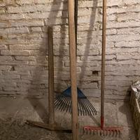 ATTREZZI DA GIARDINO RASTRELLO ZAPPA PICCONE SCOPA