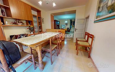 VIA GRANDE CON CORTILE