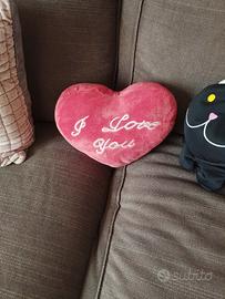 Cuscino a forma di cuore con scritta Ti amo