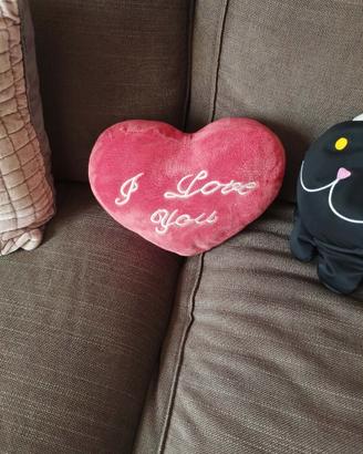 Cuscino a forma di cuore con scritta Ti amo