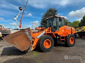 DOOSAN DL250-3 + Att. Rapido + Benna Scarico ALTO