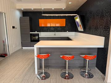 Splendida cucina XL completa di elettrodomestici