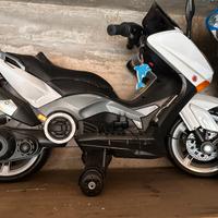 Scooter elettrico giocattolo