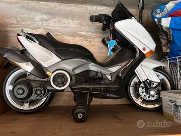 Scooter elettrico giocattolo