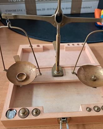 Bilancia con pesi in cassetta di legno