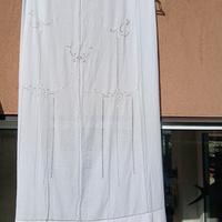 tenda in lino ricamata.