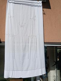 tenda in lino ricamata.