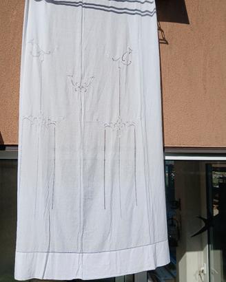 tenda in lino ricamata.