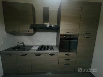 Cucina lineare effetto legno chiaro