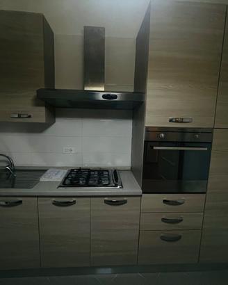 Cucina lineare effetto legno chiaro