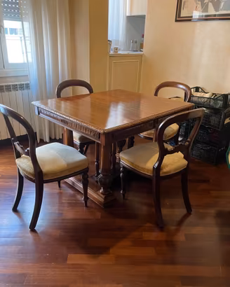 Tavolo in legno massello allungabile + 4 sedie