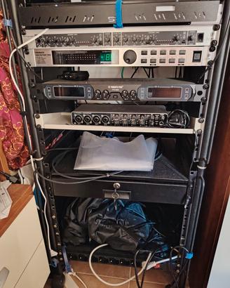 scaffale rack con moduli per pianobar/karaoke
