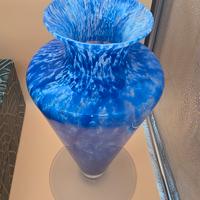 Vaso in vetro blu screziato di bianco