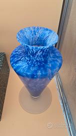 Vaso in vetro blu screziato di bianco