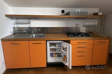 Cucina compatta  -moderna e funzionale