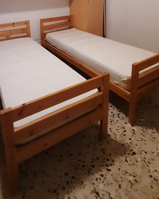 Due letti singoli in legno Ikea 