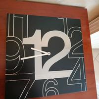 Orologio da parete quadrato nero e argento 36x36