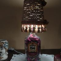 lume con bottiglia di liquore 

