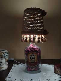 lume con bottiglia di liquore 
