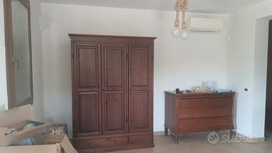 armadio e cassettiera in legno massello con specch