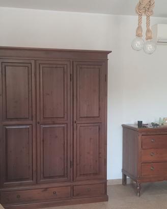 armadio e cassettiera in legno massello con specch